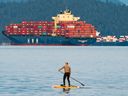 Les porte-conteneurs s'asseoir dans les eaux de la baie English à Vancouver, BC