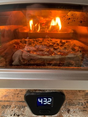 Attendre les 60 secondes de temps de cuisson dans le four à pizza.