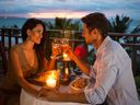Un jeune couple profitant d'un dîner romantique aux chandelles.