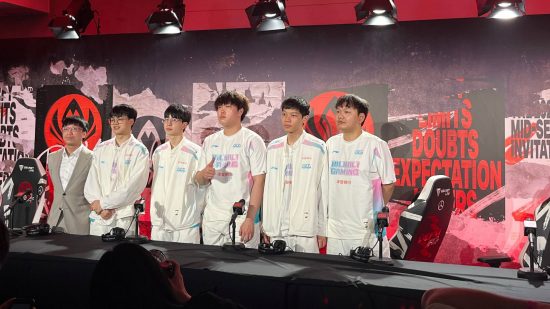 Un groupe de joueurs chinois de League of Legends de BBG en uniformes blancs se tient devant un fond noir et rouge