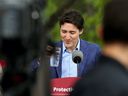 Le premier ministre du Canada, Justin Trudeau, tient un verre d'eau, alors qu'il annonce que l'Agence canadienne de l'eau aura son siège à Winnipeg, tandis qu'à la fourche à Winnipeg, Manitoba, Canada le 24 mai 2023. REUTERS/Shannon VanRaes