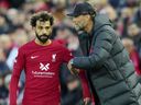 L'entraîneur de Liverpool, Jurgen Klopp, donne des instructions à Mohamed Salah.