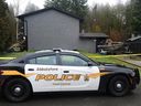 La police d'Abbotsford sur les lieux d'une maison au 3513 Latimer St et Ivy Crt.  à Abbotsford, en Colombie-Britannique, le 22 mars 2022. Un homme de 41 ans est signalé mort d'une blessure par balle avec l'équipe intégrée d'enquête sur les homicides (IHIT) en route vers les lieux.