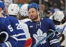   Luke Schenn des Maple Leafs de Toronto félicite les Panthers de la Floride après leur série éliminatoire.  Getty Images