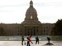Des équipes déblaient la neige au Violet King Henry Plaza à l'Assemblée législative de l'Alberta le 24 janvier 2023.