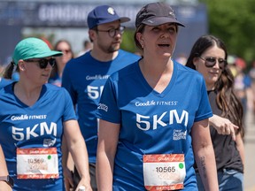 Danielle Smith termine la course de 5 km du marathon de Calgary au Stampede Park le dimanche 28 mai 2023.