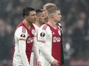 Les joueurs de l'Ajax quittent le terrain après un match éliminatoire de la Ligue Europa contre l'Union Berlin.