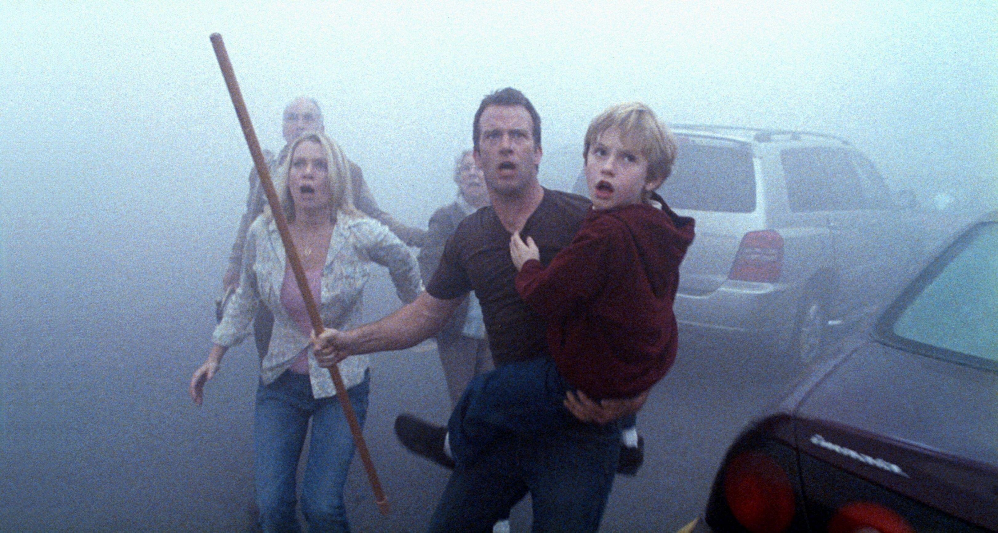 (De gauche à droite) Laurie Holden dans le rôle d'Amanda, Thomas Jane dans le rôle de David dans la brume, montrant son inquiétude, dans The Mist (2007)