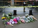 Les résidents locaux ont déposé des fleurs sur les lieux le lendemain d'un coup de couteau de masse qui a fait un mort à la bibliothèque de Lynn Valley à North Vancouver.