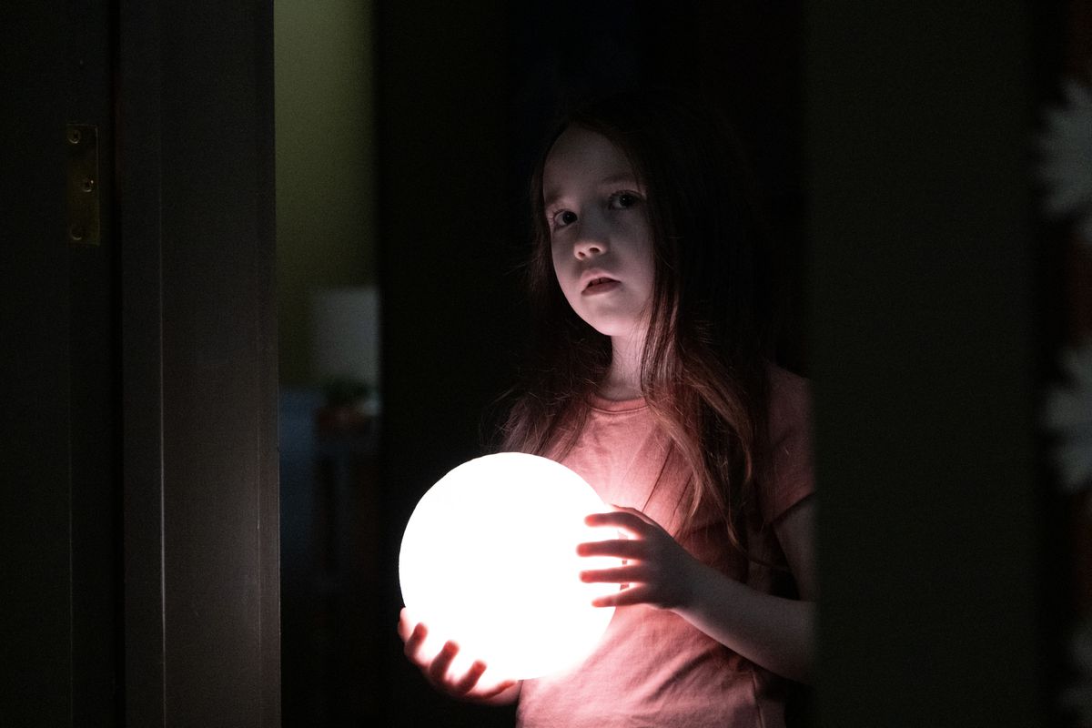 Vivien Lyra Blair dans le rôle de Sawyer Harper tenant sa boule lumineuse dans The Boogeyman