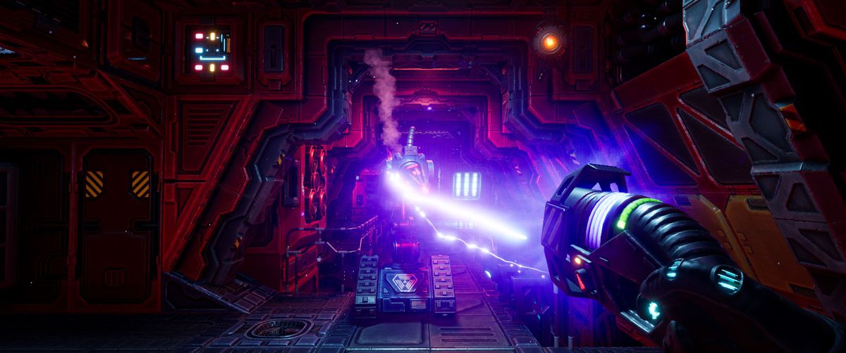 Le joueur tire un faisceau laser violet sur un robot qui approche sur des marches dans le remake de System Shock