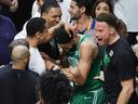 Derrick White et ses coéquipiers des Boston Celtics réagissent après avoir vaincu le Miami Heat.