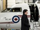 Le premier ministre Justin Trudeau s'adresse aux journalistes à l'aéroport d'Ottawa avant de monter à bord de l'un des avions d'affaires Bombardier Challenger 650 qu'il utilise pour voler au Canada, le 29 janvier 2023.