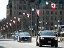 Des véhicules de la Police provinciale de l'Ontario roulent le long de la rue Wellington à Ottawa alors que les préparatifs sont en cours pour une visite du président américain Joe Biden, le mercredi 22 mars 2023.