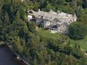 La résidence du premier ministre au 24, promenade Sussex à Ottawa depuis un hélicoptère.  Justin Trudeau a déclaré mercredi qu'il avait plutôt choisi de vivre à Rideau Cottage en raison de problèmes de taille et de sécurité.