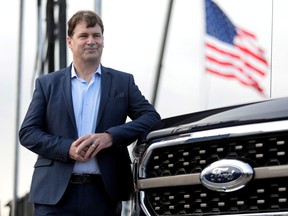 Le PDG de Ford, Jim Farley, pose à côté d'une camionnette Ford F-150 2021.