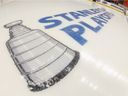 Une vue générale du logo sur glace avant le match entre les Islanders de New York et les Hurricanes de la Caroline lors du deuxième match du deuxième tour de la Conférence de l'Est lors des séries éliminatoires de la Coupe Stanley de la LNH 2019 au Barclays Center le 28 avril 2019 à Brooklyn arrondissement de New York.