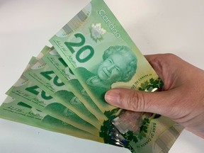 Des billets de 20 $ canadiens sont photographiés à Toronto le 9 septembre 2022.