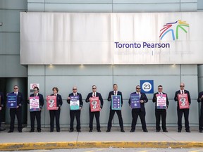 Pilotes de WestJet à l'aéroport Pearson de Toronto