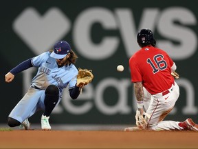 Jarren Duran des Red Sox de Boston vole la deuxième base devant Bo Bichette des Blue Jays de Toronto lors de la sixième manche au Fenway Park le 04 mai 2023 à Boston, Massachusetts.