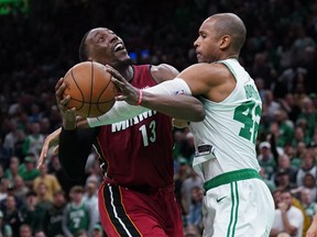 Le centre des Miami Heat Bam Adebayo (13 ans) est victime d'une faute du centre des Boston Celtics Al Horford.
