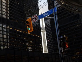 La Tour CN depuis Bay Street Dans le quartier financier de Toronto.