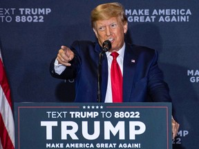 L'ancien président Donald Trump prend la parole lors d'un rassemblement Make America Great Again à Manchester, New Hampshire, le 27 avril 2023.