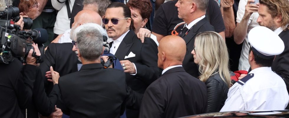 Cannes démarre avec Johnny Depp Frenzy, les cheveux bleus fous d'Helen Mirren et bien d'autres.