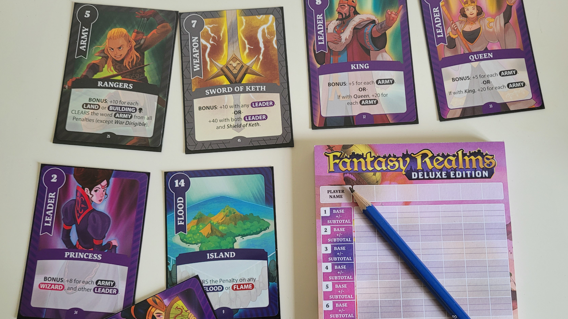 Les cartes et le système de notation de Fantasy Realms Deluxe sur une table simple