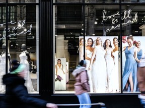 Des piétons passent devant un magasin David's Bridal Inc. à New York le 14 novembre 2018.