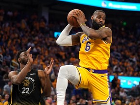 L'attaquant des Los Angeles Lakers LeBron James (6) attrape un rebond devant l'attaquant des Golden State Warriors Andrew Wiggins (22) au quatrième quart lors du premier match des éliminatoires de la NBA 2023 au Chase Center le 2 mai 2023. Cary Edmondson-USA AUJOURD'HUI Sports