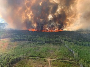 Le feu de forêt de Bald Mountain est montré dans la région forestière de Grande Prairie le vendredi 12 mai 2023, cette image de document fournie par le gouvernement de l'Alberta.