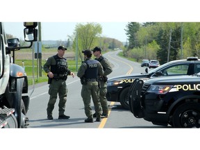 BOURGET, ON.  11 MAI: La police bloque la zone à l'extérieur d'une maison de la rue Laval à Bourget, en Ontario, jeudi matin - scène d'une fusillade impliquant trois policiers provinciaux où un est mort et deux autres sont blessés.
