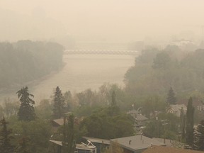 L'épaisse fumée des incendies de forêt du nord de l'Alberta se dirige vers le sud pour recouvrir la région de la rivière Bow au centre-ville de Calgary, le mardi 16 mai 2023. Les déclarations sur la qualité de l'air continuent de recouvrir une grande partie de la Colombie-Britannique et des provinces des Prairies alors que des dizaines d'incendies de forêt font rage.
