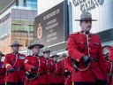 Des policiers et des agents de la paix défilent à Edmonton la semaine dernière pour les funérailles régimentaires des agents du Service de police d'Edmonton, Travis Jordan et Brett Ryan, qui ont été tués dans l'exercice de leurs fonctions. 