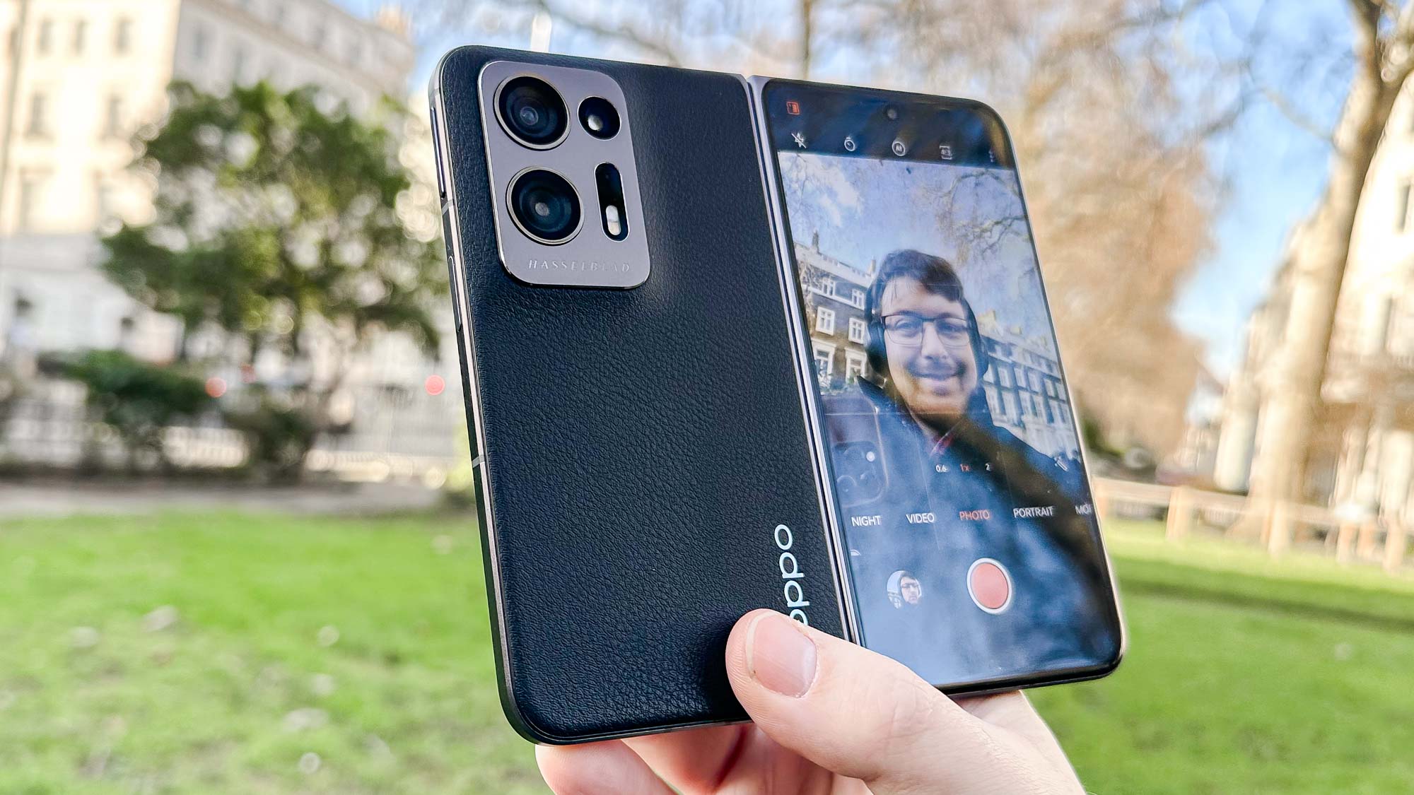 L'Oppo Find N2 de dos, prenant une photo de selfie à l'aide des appareils photo principaux