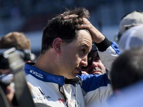 Graham Rahal, pilote de Rahal Letterman Lanigan Racing, enlève son casque.