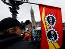 Des piqueteurs défilent sur la Colline du Parlement alors qu'environ 155 000 travailleurs syndiqués du secteur public de l'Alliance de la fonction publique du Canada (AFPC) continuent de faire grève, à Ottawa (Ontario), Canada le 26 avril 2023. REUTERS/Blair Gable