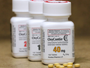 Des bouteilles de l'analgésique sur ordonnance OxyContin, fabriqué par Purdue Pharma, sont posées sur un comptoir d'une pharmacie locale à Provo, dans l'Utah.