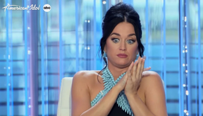 Katy Perry vue réagir à un concurrent de la saison 21 d'American Idol