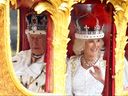 Le roi Charles et la reine Camilla voyagent de l'abbaye de Westminster dans le Gold State Coach, après leur cérémonie de couronnement à Londres, le 6 mai 2023.
