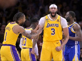 L'attaquant des Los Angeles Lakers Anthony Davis réagit avec son coéquipier D'Angelo Russell (1) après un dunk.