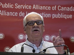 Le président national de l'Alliance de la Fonction publique du Canada, Chris Aylward, prend la parole lors d'une conférence de presse au siège social du syndicat, le lundi 17 avril 2023 à Ottawa.