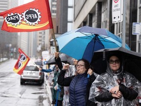 Les travailleurs de l'Alliance de la Fonction publique du Canada (AFPC) lors de la grève de l'Agence du revenu du Canada (ARC) à Montréal, le lundi 1er mai 2023.