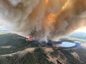 La fumée d'un incendie incontrôlable près de Lodgepole, en Alberta, est illustrée sur cette photo du 4 mai 2023.  Un feu de forêt incontrôlable a poussé des milliers de personnes à fuir leurs maisons à Drayton Valley, en Alberta, et dans la zone rurale environnante.
