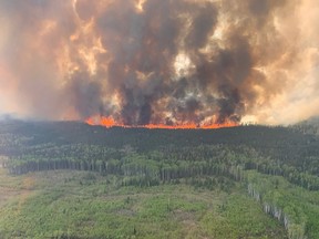 De la fumée s'élève de l'incendie du mont Bald GWF 019 dans la région forestière de Grande Prairie, près de Grande Prairie, Alberta, Canada, le 12 mai 2023.