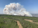 Un incendie de forêt brûle une section de forêt dans le district de Grande Prairie en Alberta le 6 mai.