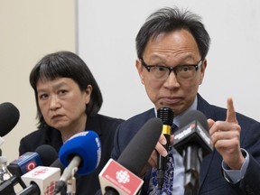 Le sénateur Yuen Pau Woo dénonce les allégations de la GRC d'ingérence du gouvernement chinois au Canada avec l'organisatrice communautaire May Chiu lors d'une conférence de presse au Service à la Famille Chinoise du Grand Montréal le vendredi 5 mai 2023 à Montréal.