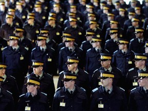 Des cadets de la GRC assistent à des marches quotidiennes au manège militaire du quartier général de la GRC à Regina, en Saskatchewan.  le vendredi 3 mars 2005.