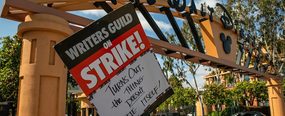 La WGA soutient que la grève coûtera plus cher aux studios que le règlement